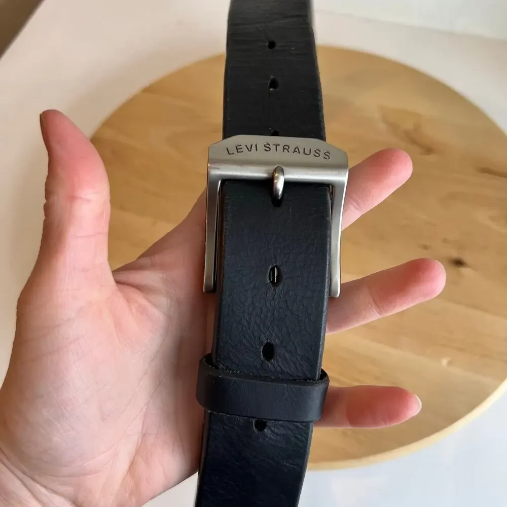 Black Levi's Genuine Leather Silver Buckle Belt Unisex Size Medium